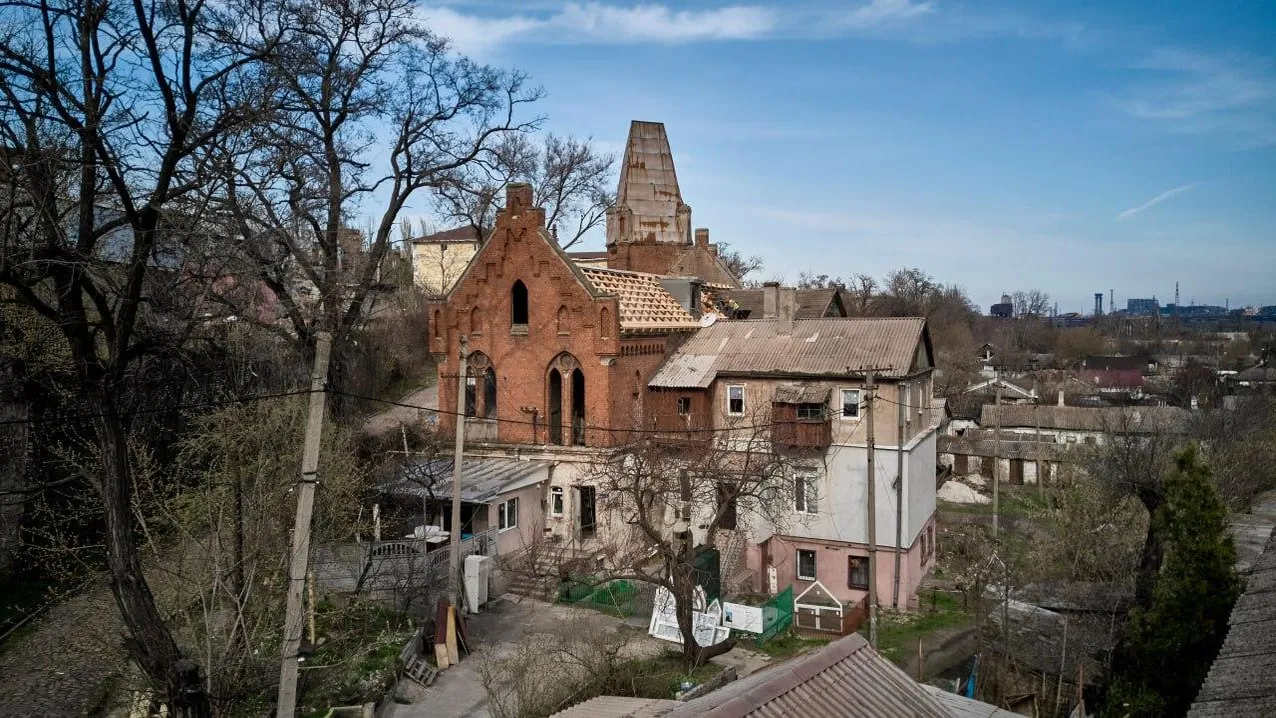 Подмосковные строители восстановят уникальный дом земского врача Сергея  Гампера в Мариуполе | 360°