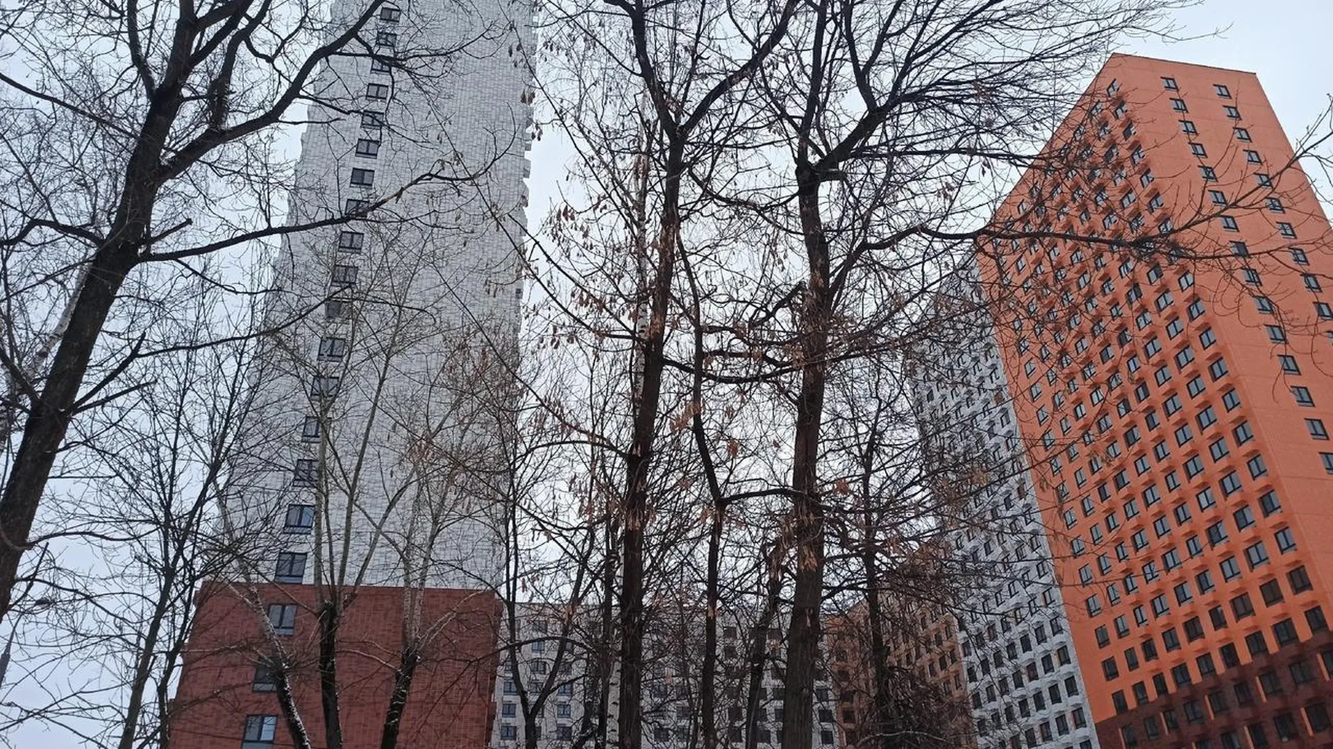Почти 20 ветхих домов расселили в Москве по реновации с начала года