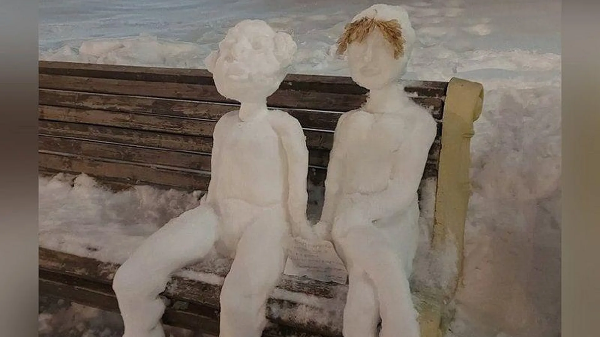 Милая снежная фигура сидящей на лавке парочки порадовала жителей Раменского