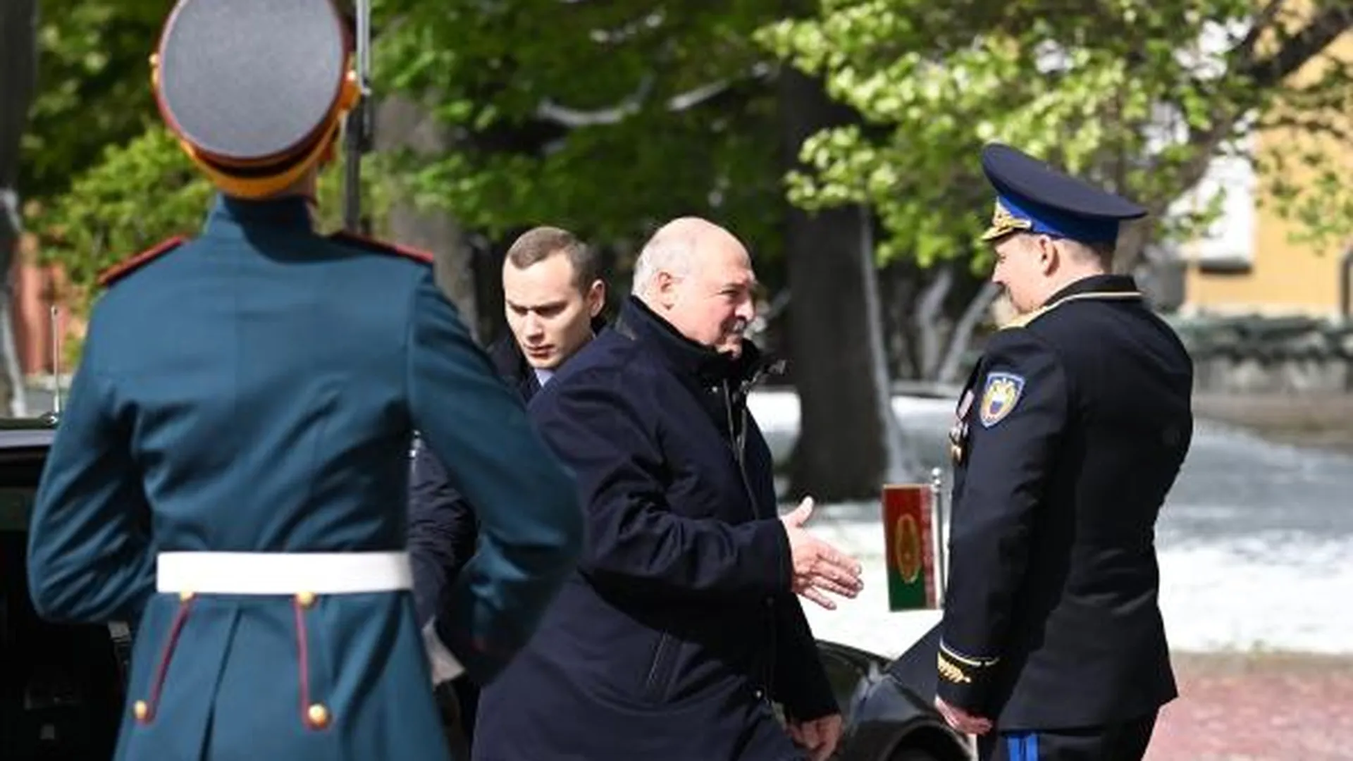Лукашенко приехал на парад Победы со шпицем Умкой
