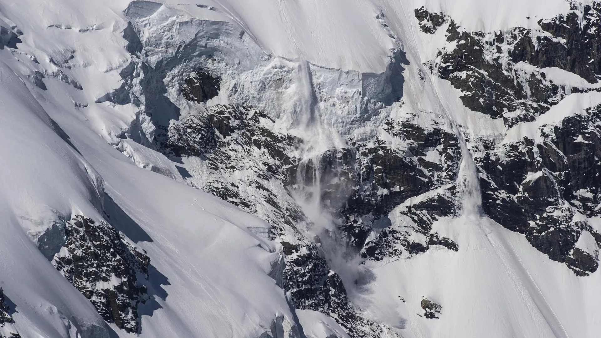 Сход снега в Швейцарии / Roland Hemmi / imageBROKER.com