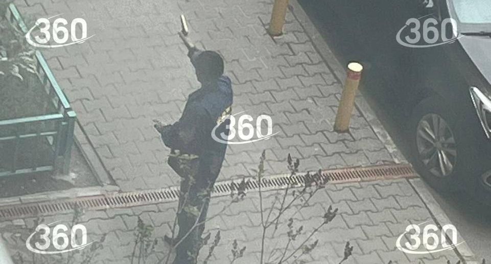 Источник 360.ru показал задержание угрожавшего пистолетом дворника в Мытищах