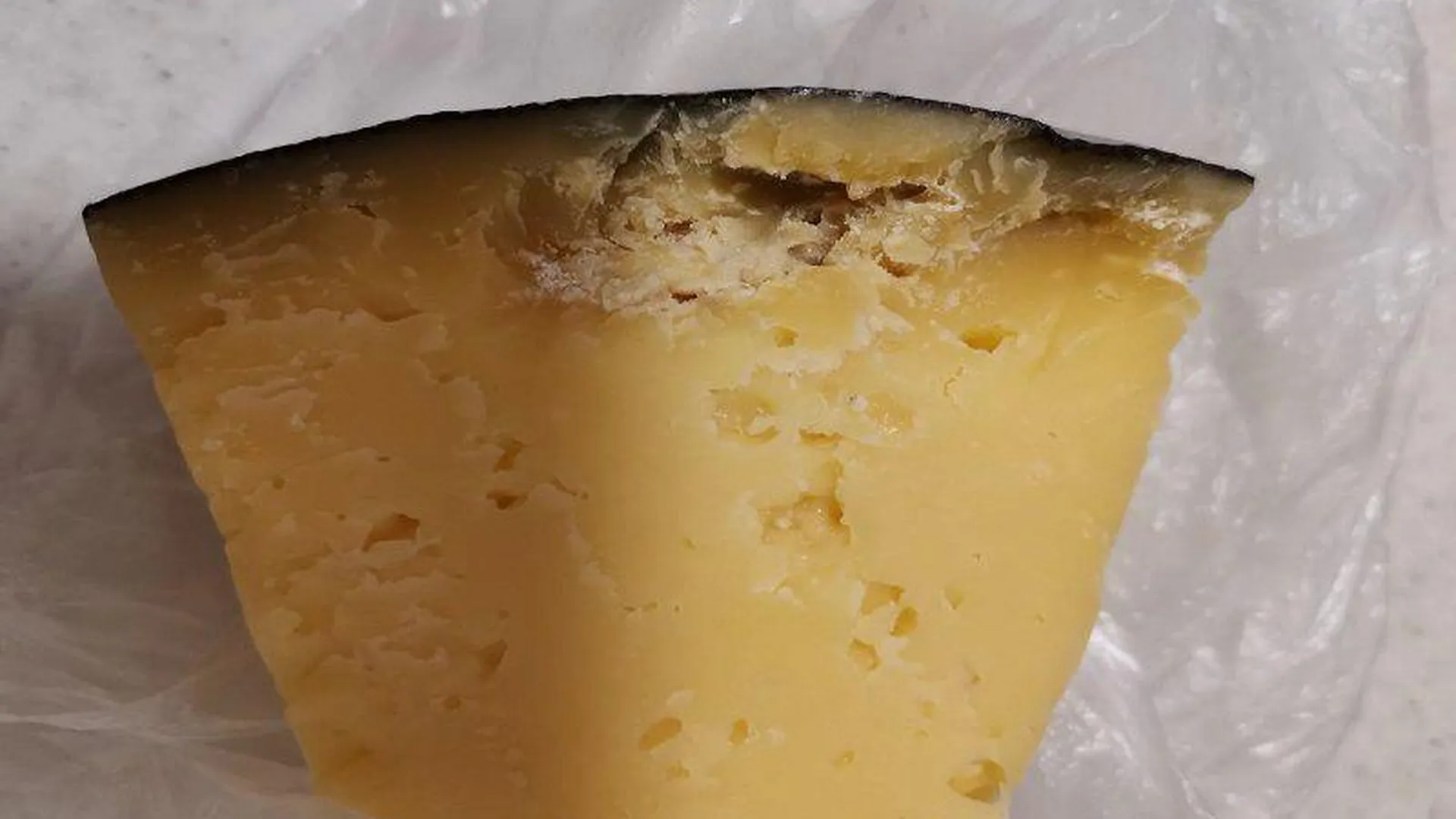 Жители Дубны жалуются в сети на заплесневелый сыр, продающийся в местном магазине