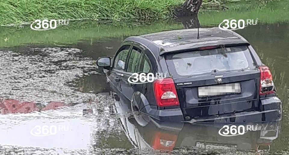 Появились кадры с места падения машины в реку Цыганку в Москве