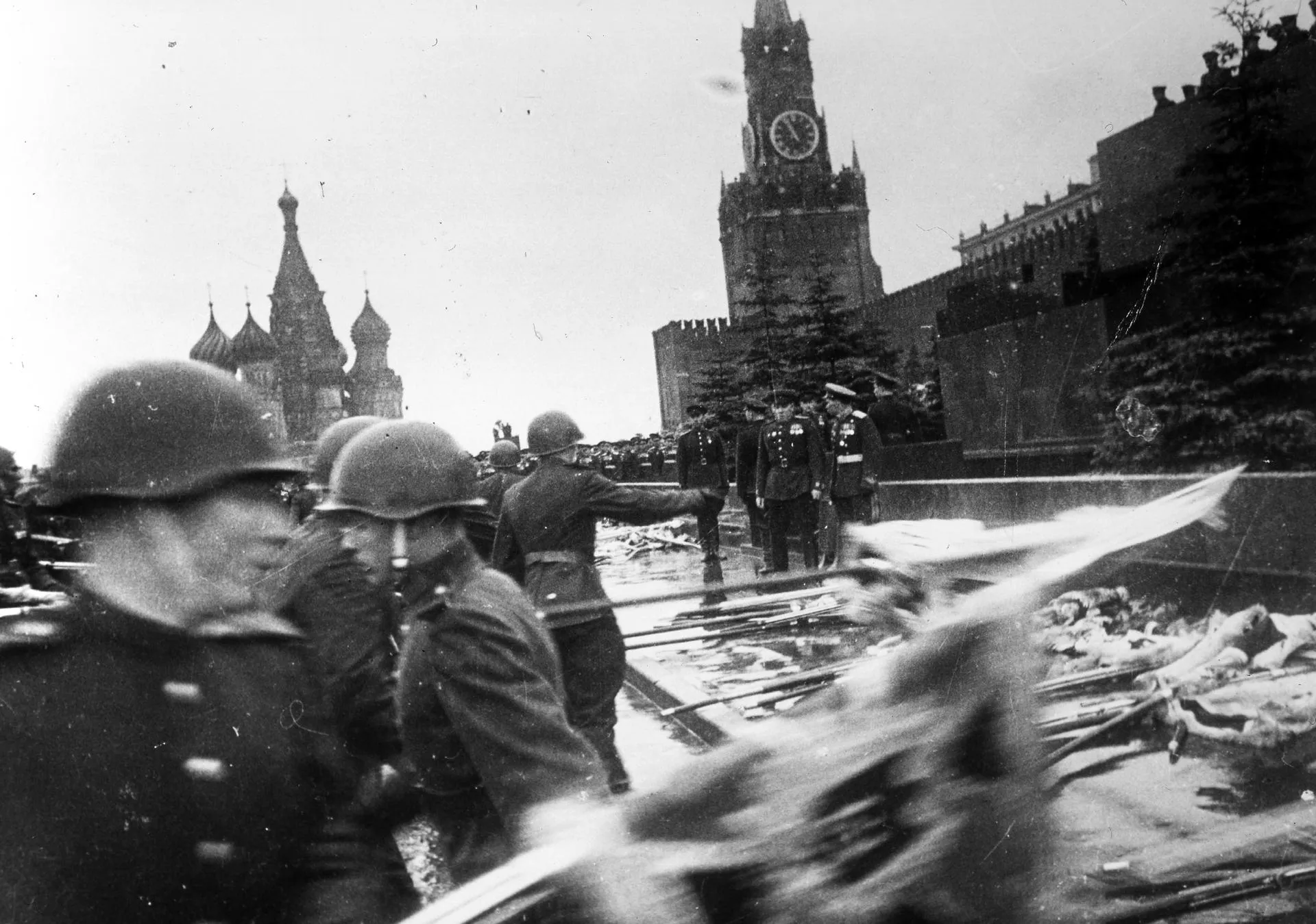 Немецкие штандарты бросают у стен Кремля во время Парада Победы 1945 года / Yevgeny Khaldei / Voller Erst/dpa-Zentralbild