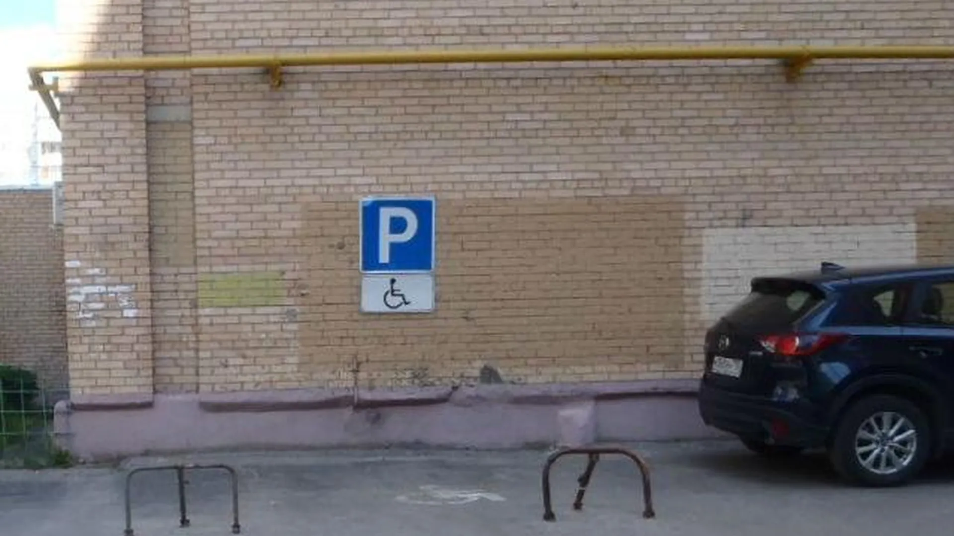 Жители Долгопрудного «бронировали» места на парковке металлическими барьерами