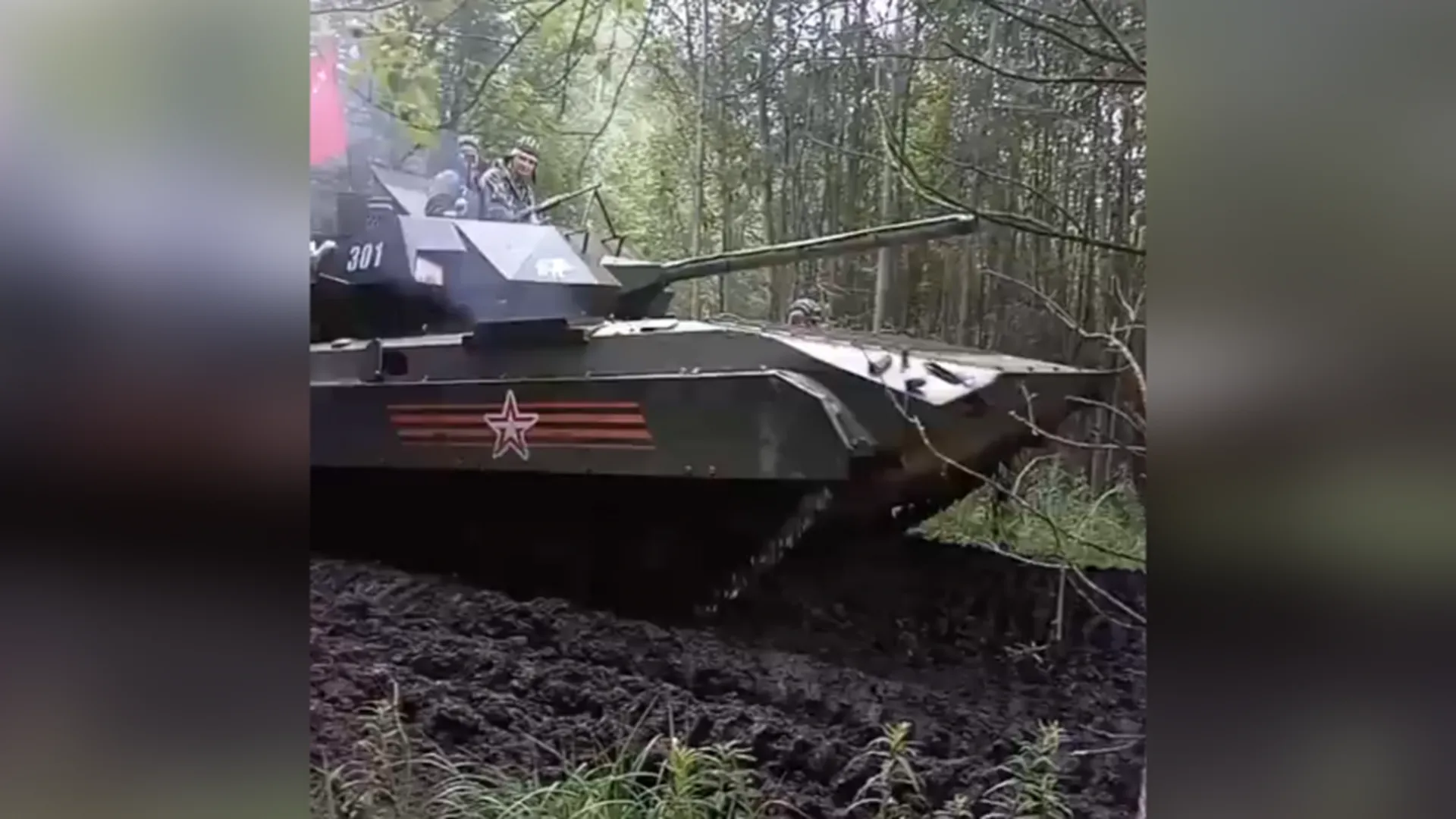 Грибники в Черноголовке встретили в лесу танк