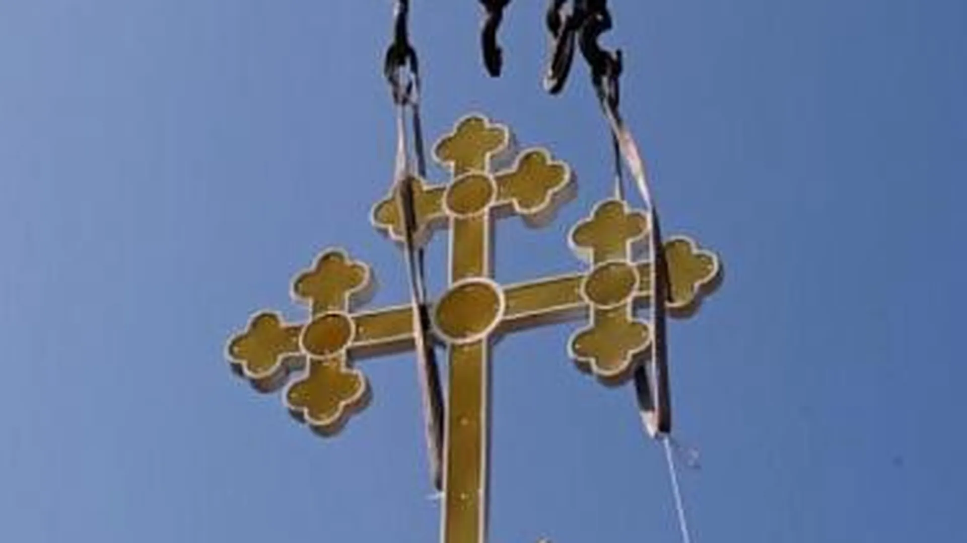 Стокилограммовый крест установили на колокольню храма в Талдомском районе