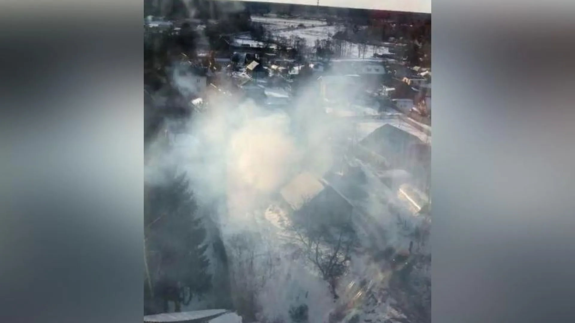 Как в аду: владелец участка в Голицыно дни напролет сжигает постройки, отравляя соседей дымом
