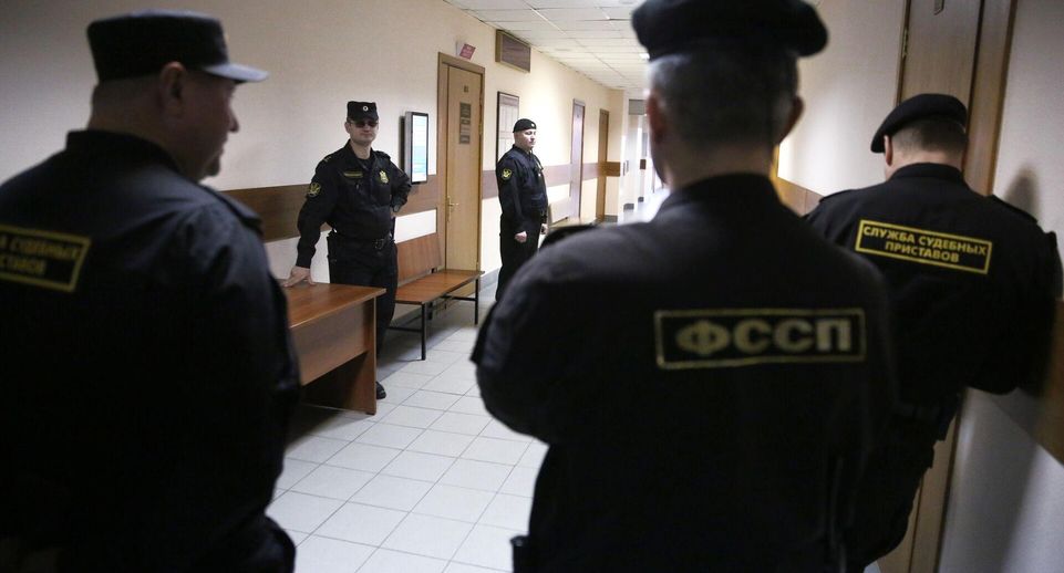 Суд Брянска на 2 года и 3 месяца закрыл выезд сжегшей паспорт блогерше