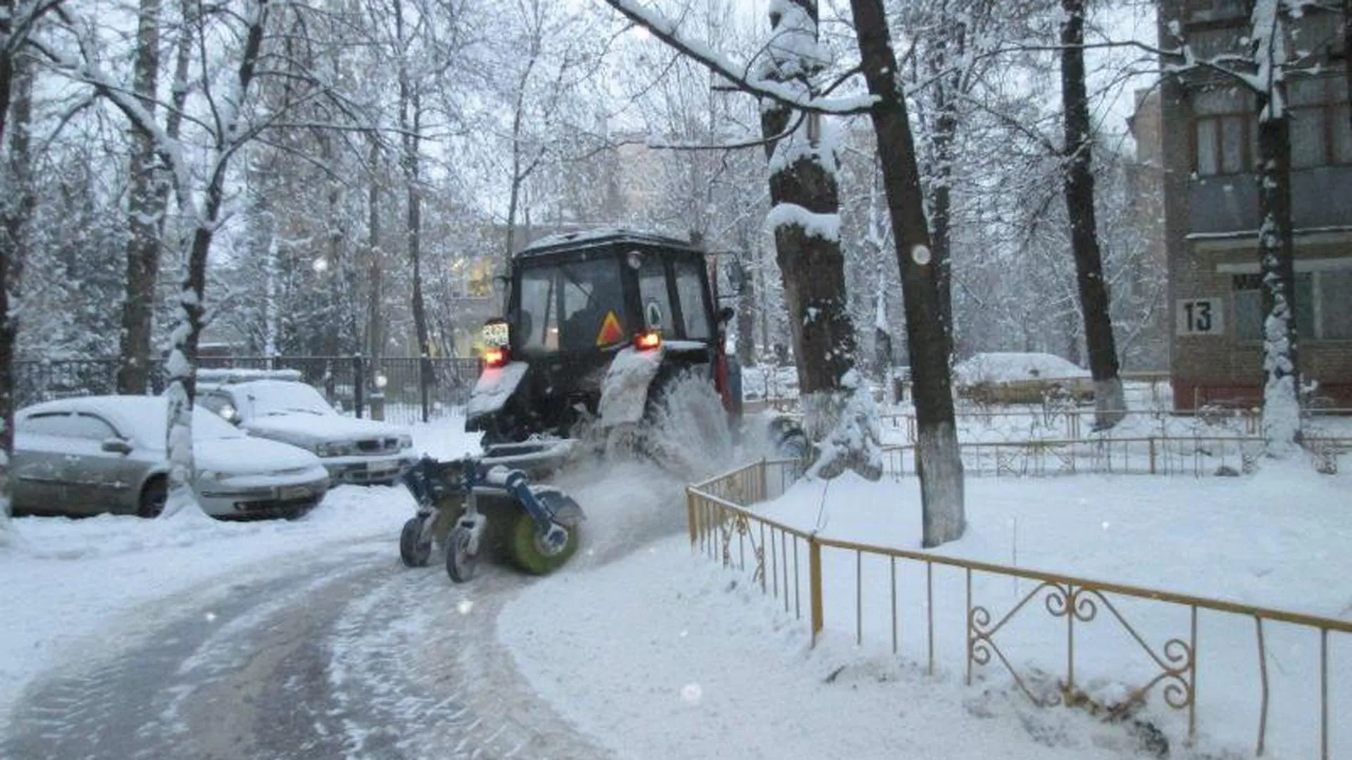 Коммунальщики Подмосковья в усиленном режиме работают над ликвидацией последствий снегопада