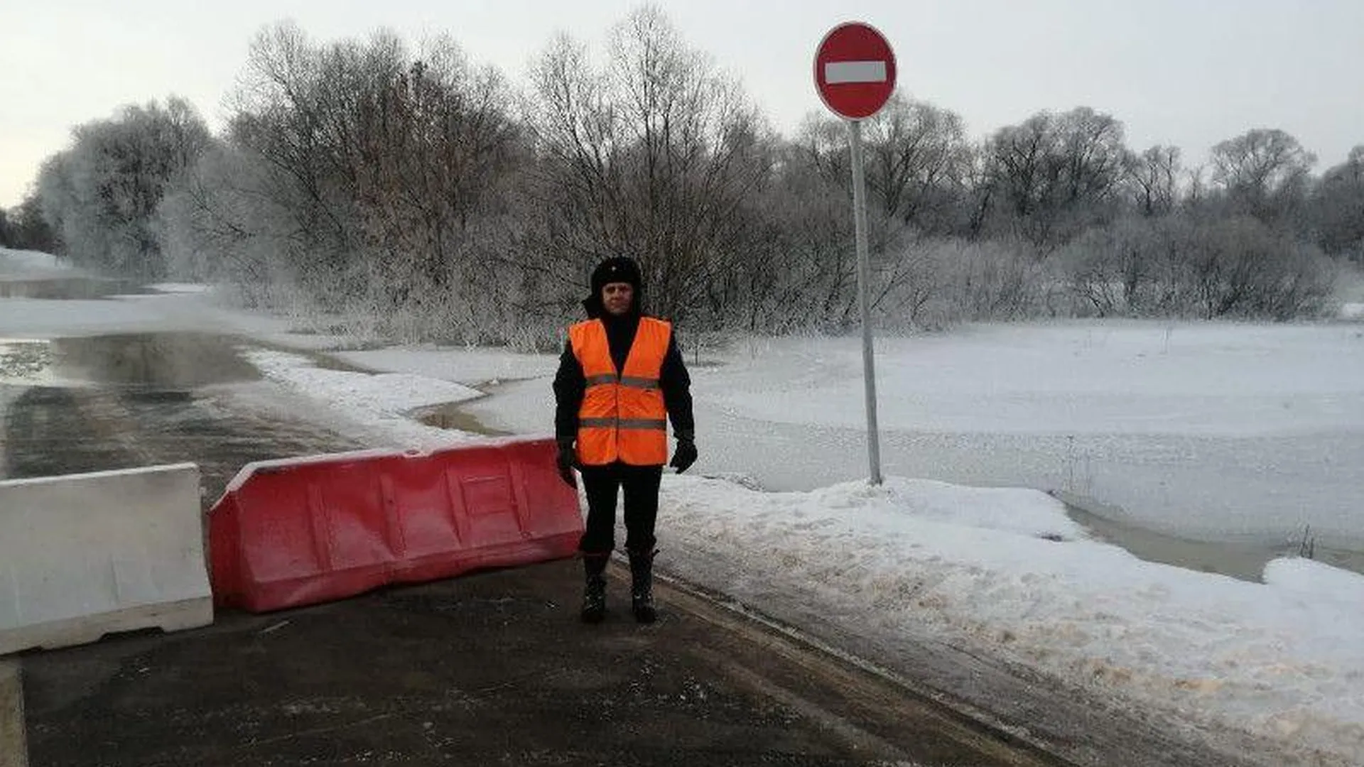 Работники «Мособлпожспаса» эвакуировали людей из зоны подтопления в Луховицах