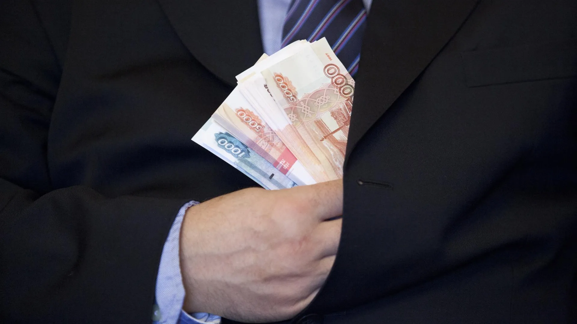Психолог Кичаев пояснил, почему деньги делают человека пустым