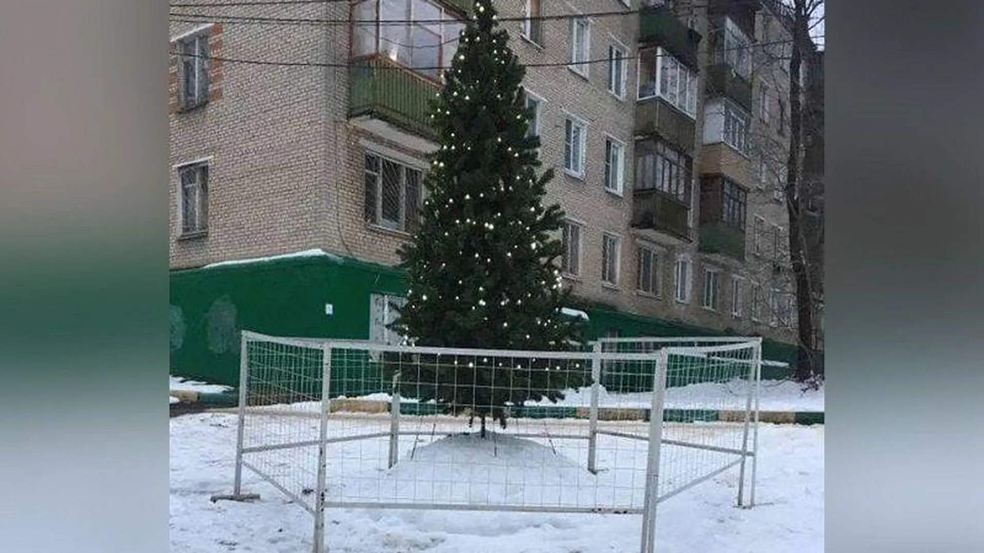 Унылый забор вокруг новогодней елки вызвал недоумение у жителей Люберец