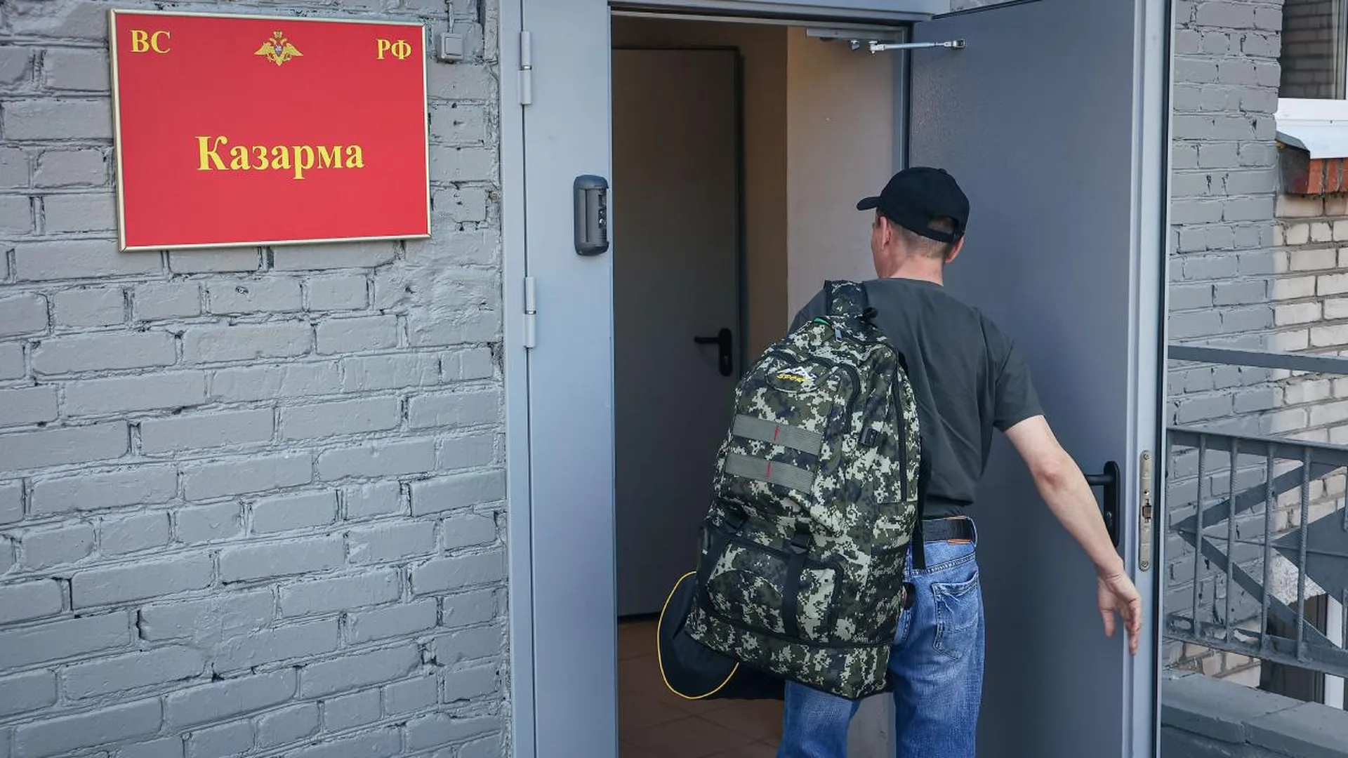 Работу по приему добровольцев в ряды вооруженных сил РФ продолжают осуществлять в Балашихе