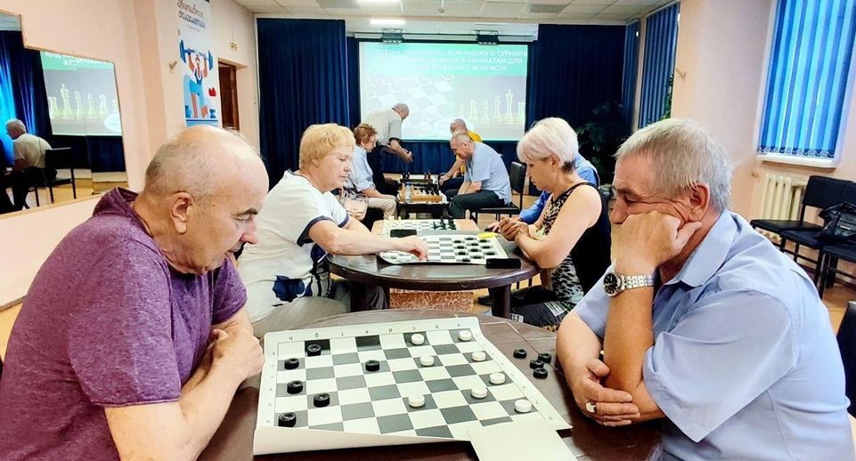 Турнир по шахматам и шашкам провели для клуба «Активное долголетие» в Химках