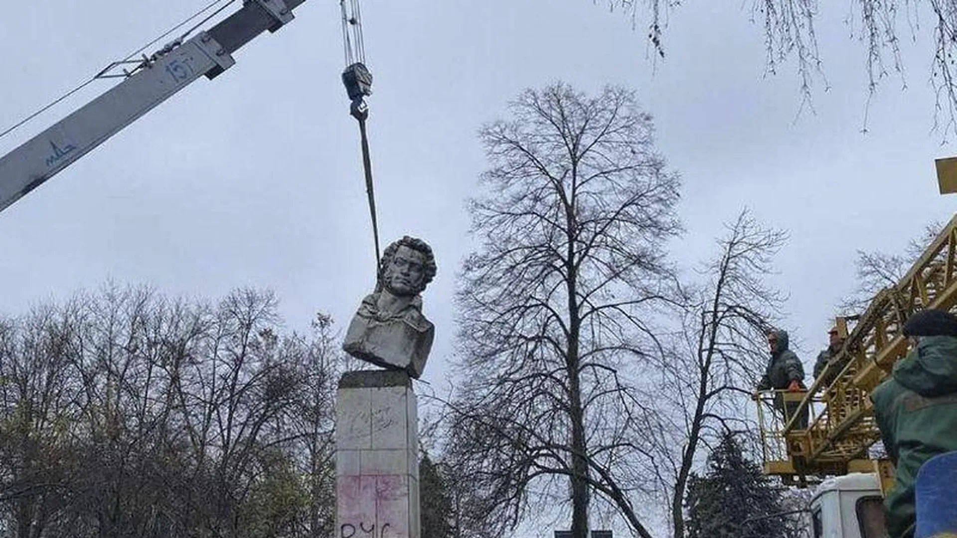 Памятник Пушкину в Кременчуге осквернили молотками