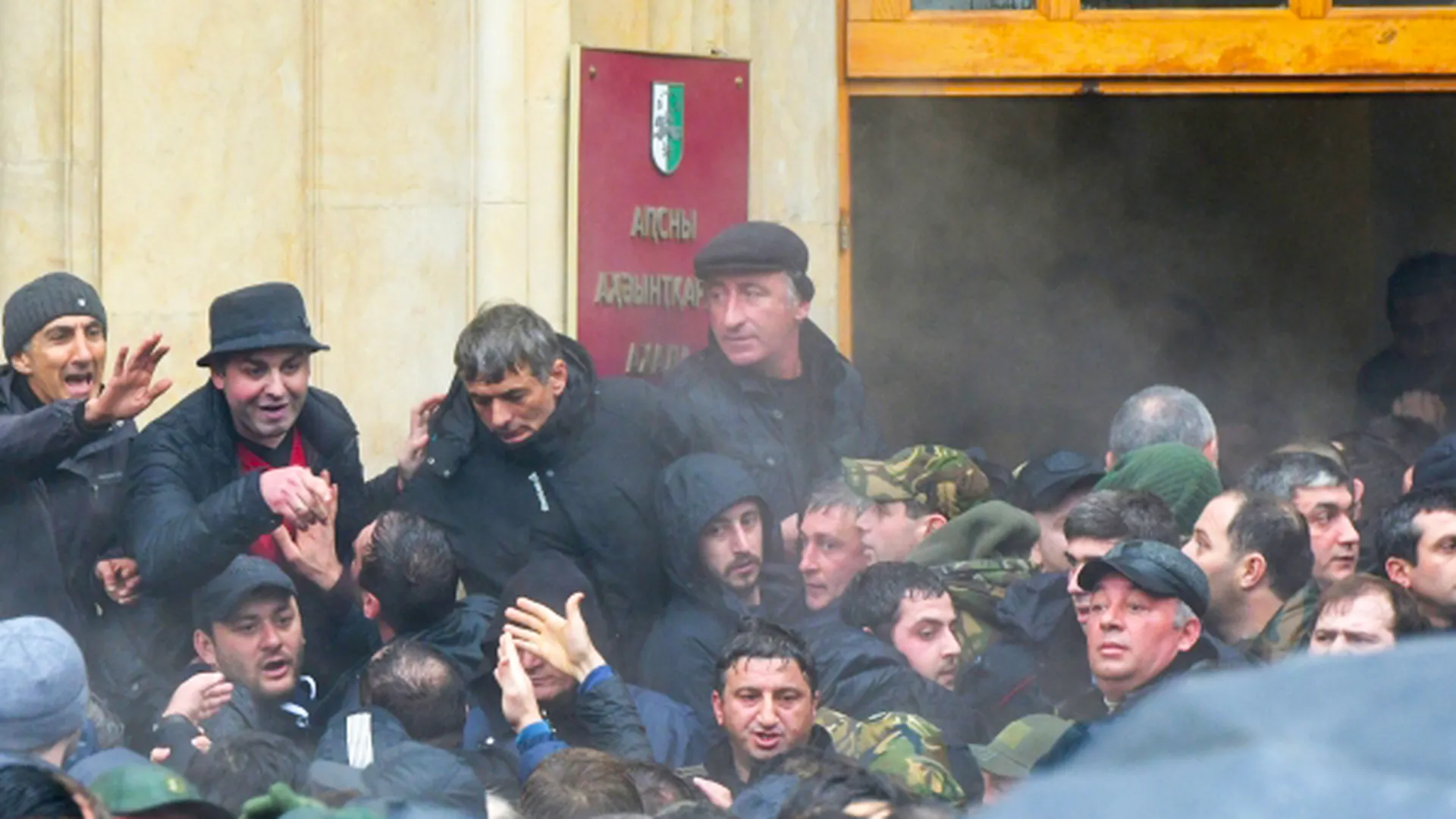 СМИ: в администрации президента Абхазии заявили об участии украинцев в беспорядках