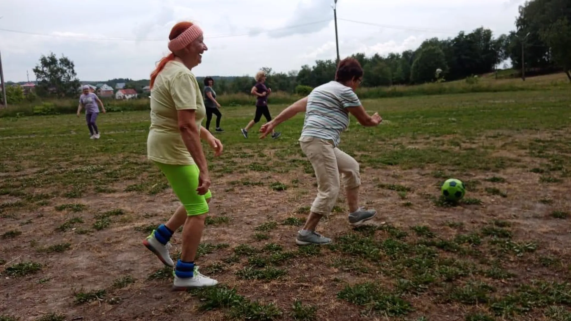 В подмосковном Волоколамске пенсионерки устроили лесной футбол