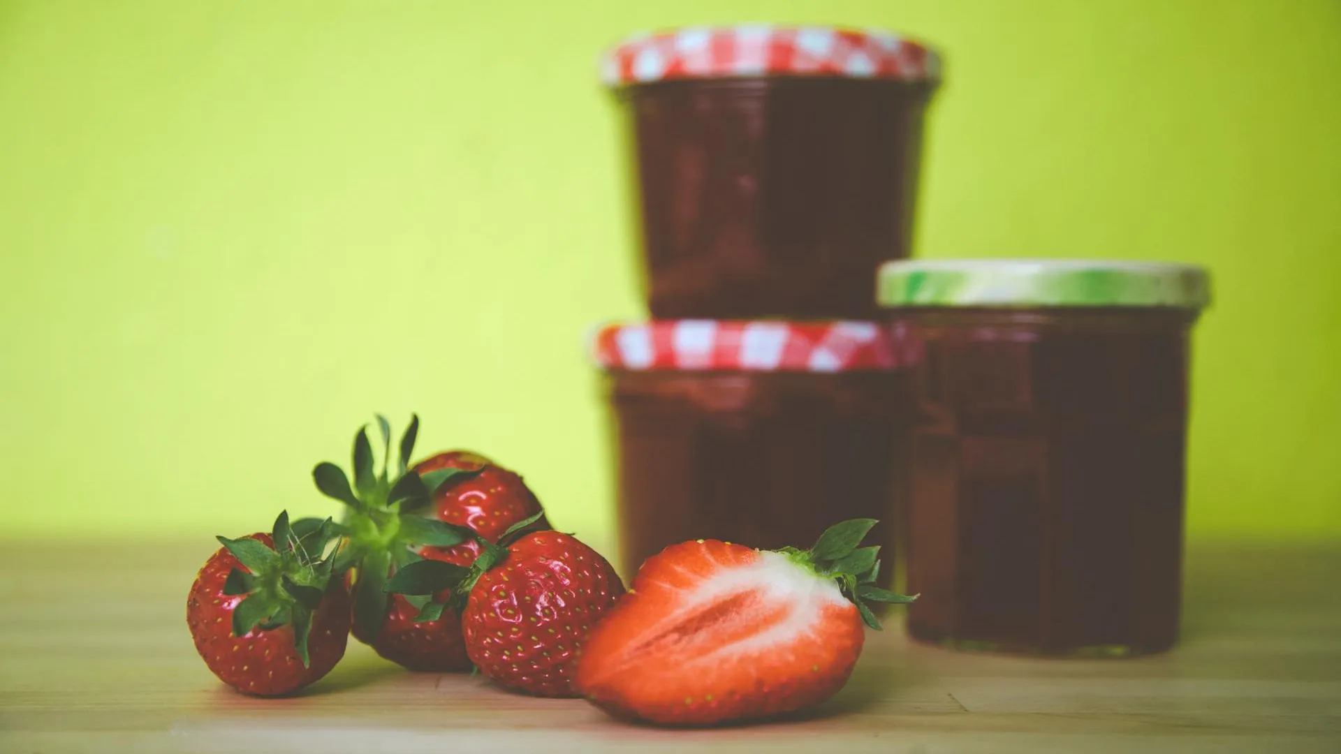 Врач рассказал, есть ли витамины в варенье | 360°