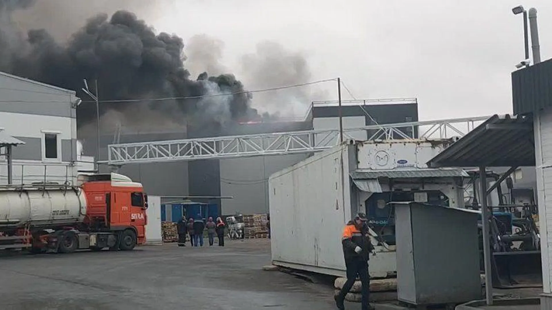 МЧС отправило опергруппу на место пожара склада в Ногинске