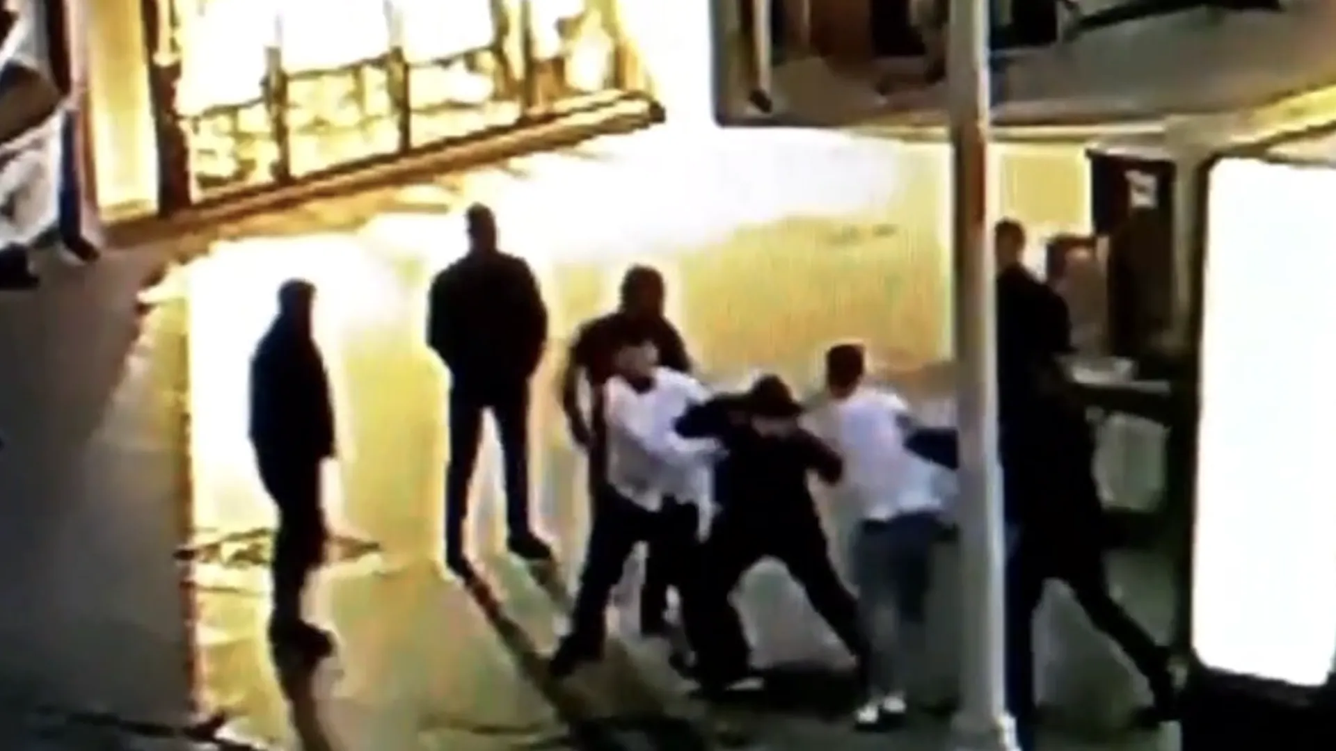 Драка со стрельбой в центре Москвы попала на видео