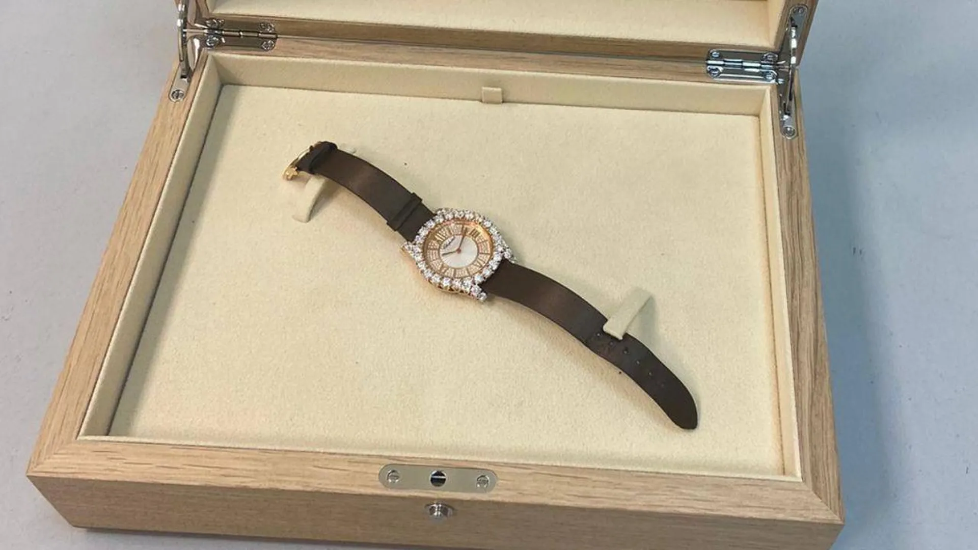 Золотые часы с бриллиантами за семь миллионов рублей обнаружили у пассажирки в Домодедово