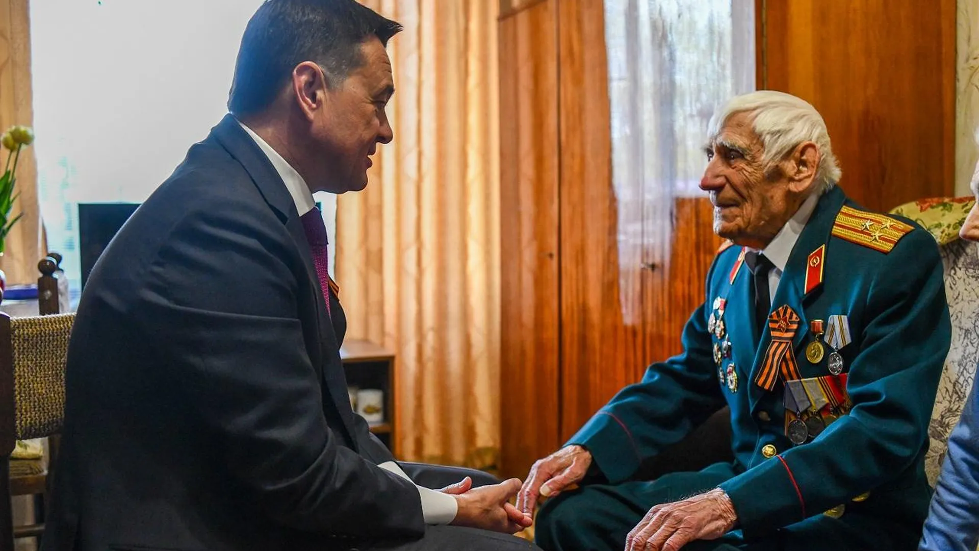 Андрей Воробьев поздравил с Днем Победы ветерана ВОВ, которому недавно исполнилось 100 лет
