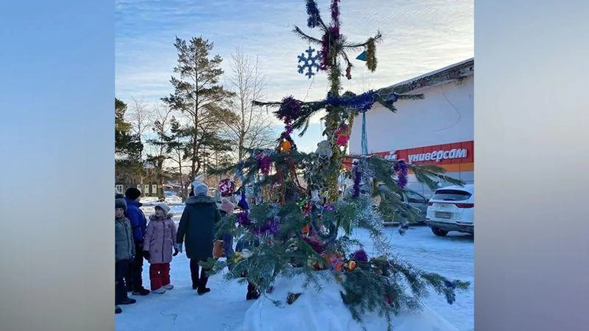 «Напоминает крест»: бедная и облезшая новогодняя елка ужаснула жителей Екатеринбурга 