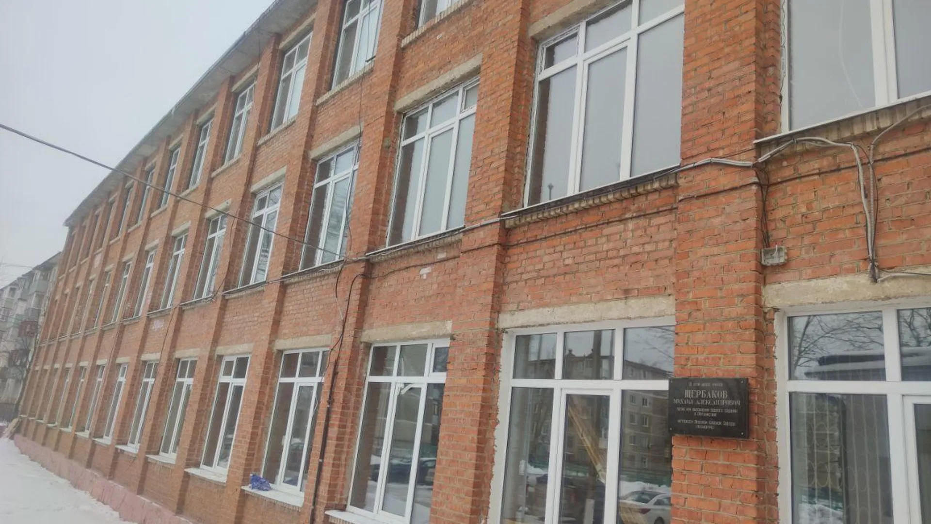 Работы капитального ремонта продолжают осуществлять в одной из школ Серпухова