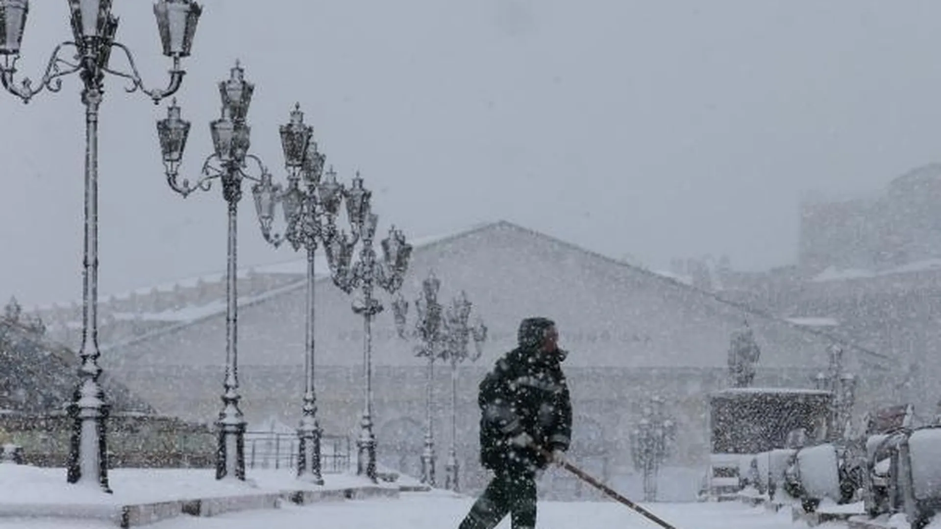 Около 740 КАМАЗов снега вывезли из области за четверг