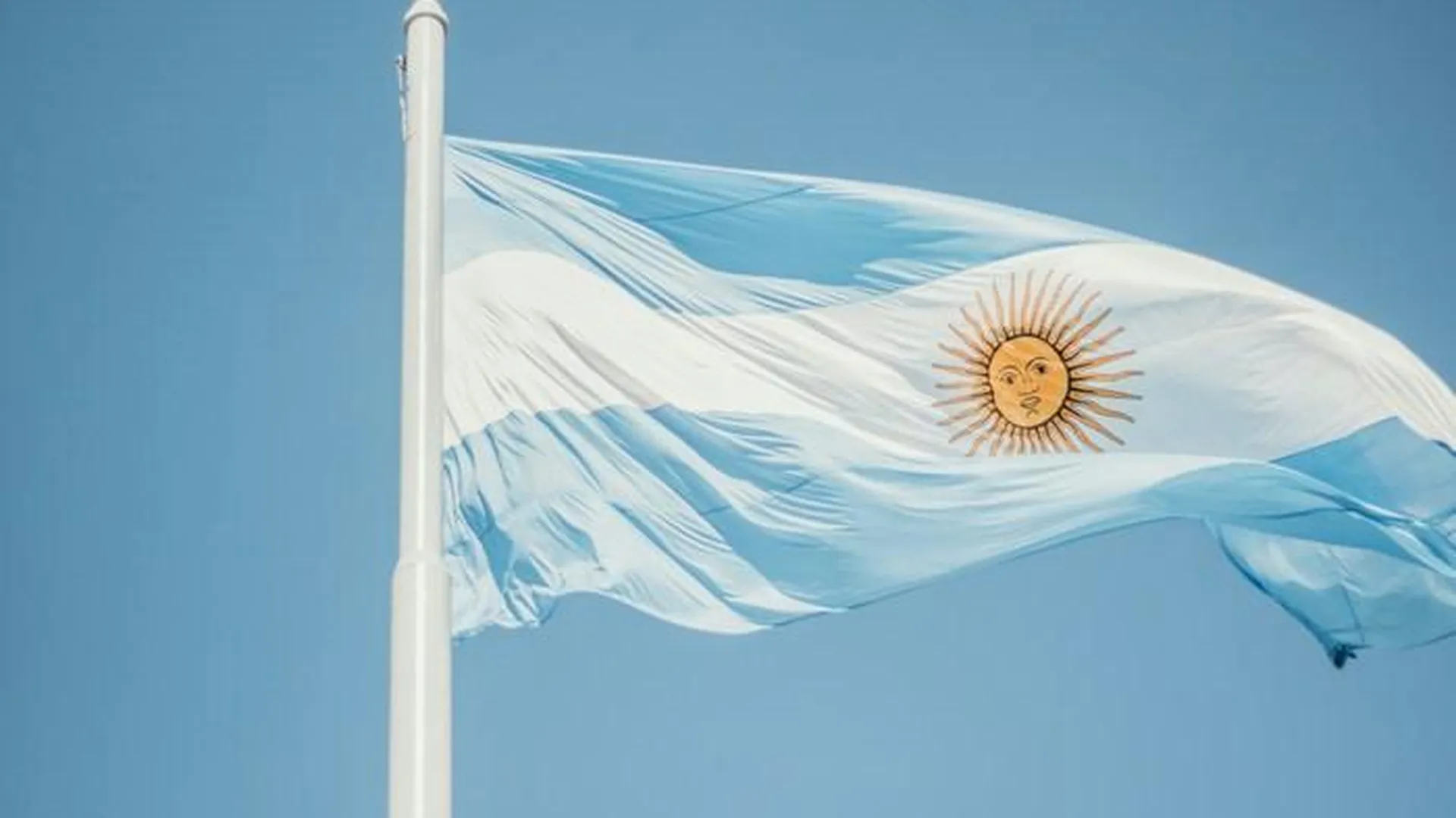 Президент Аргентины отменил повышение своей зарплаты из-за критики оппозиции