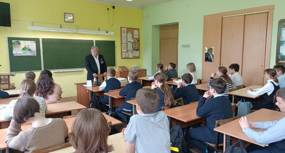 Ветеран Андрей Тишков провел урок мужества в школе № 5 в Лобне