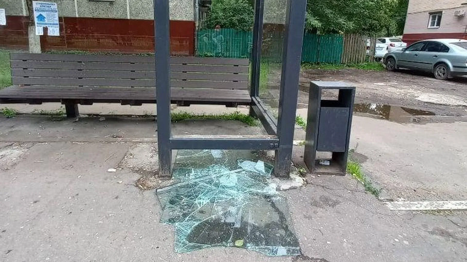 Вандалы разбили стекло на остановке в Подольске