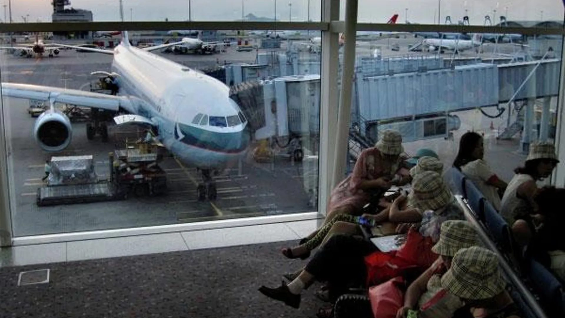 В Гонконге аэропорт частично закрыли из-за действий авиадиспетчеров