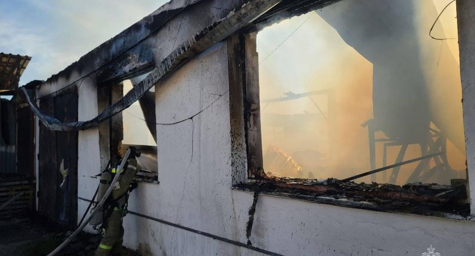 МЧС России: пожар на 1000 квадратных метрах случился на складе в Крыму
