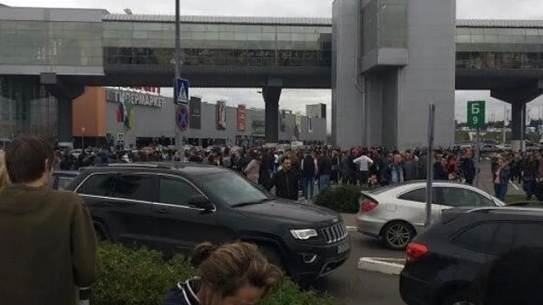 Более тысячи человек эвакуировали из-за ложной бомбы из ТЦ «Мега Белая Дача»