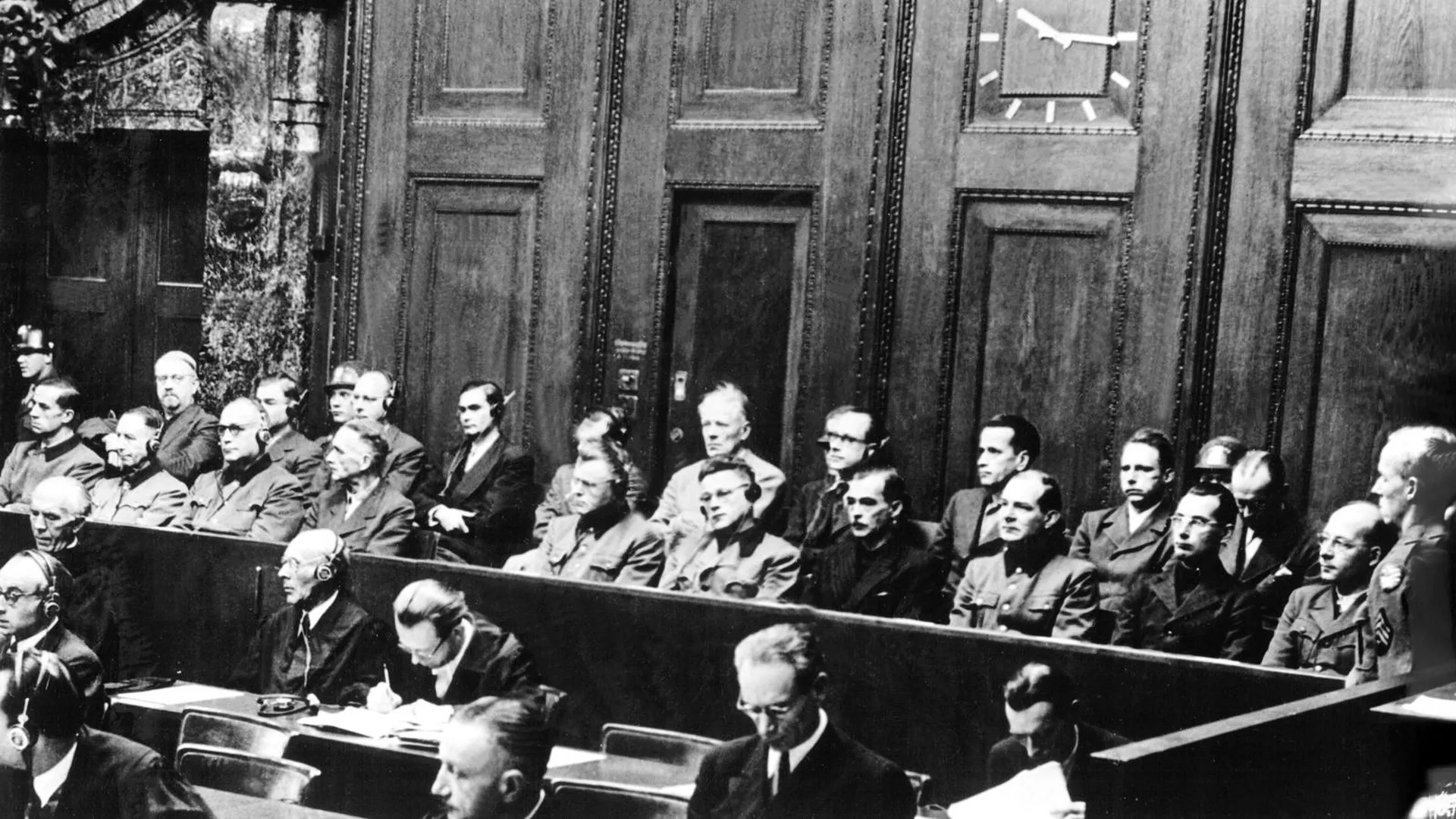 Подсудимые и адвокаты на Нюрнбергском процессе врачей. Фото: dpa