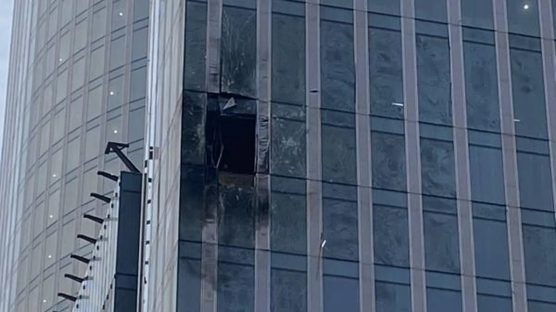 Повреждения и разбитые стекла в строящейся башне делового центра «Москва-Сити»