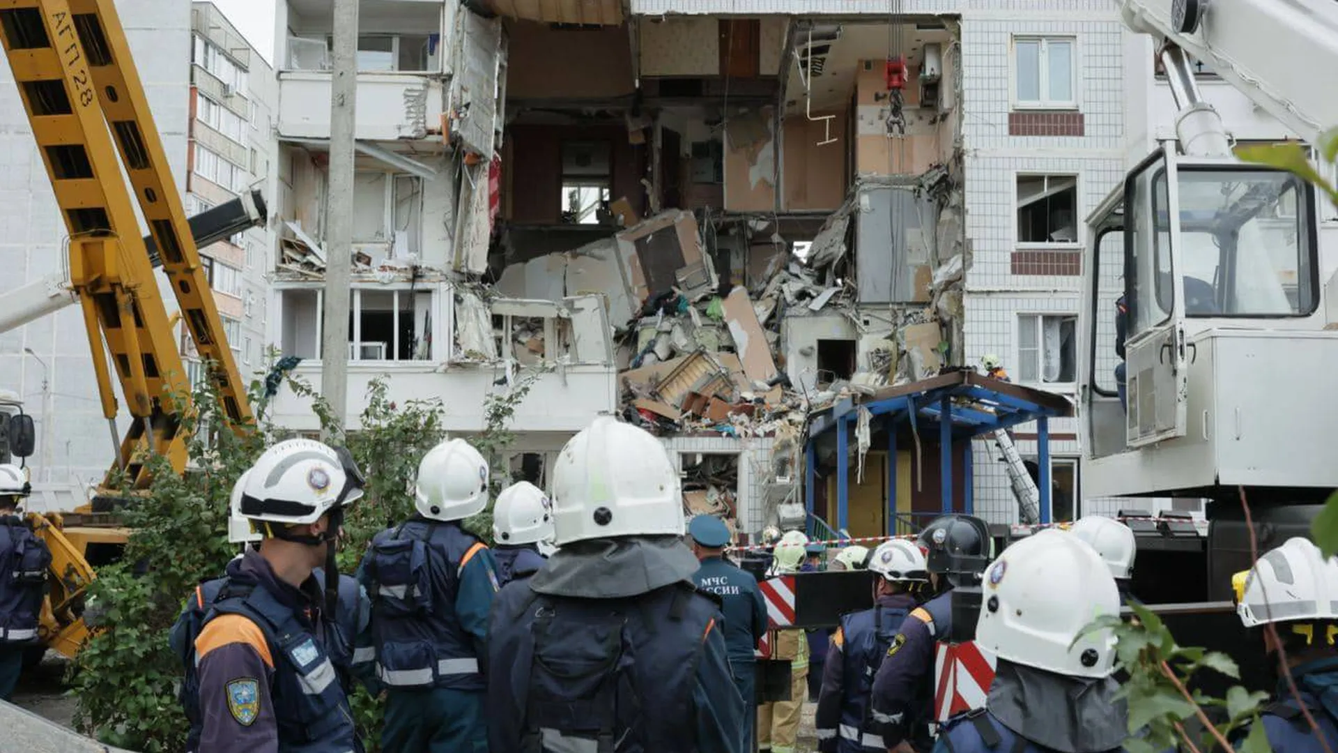Разбор части разрушенного взрывом дома продолжился в Ногинске. Прямая трансляция
