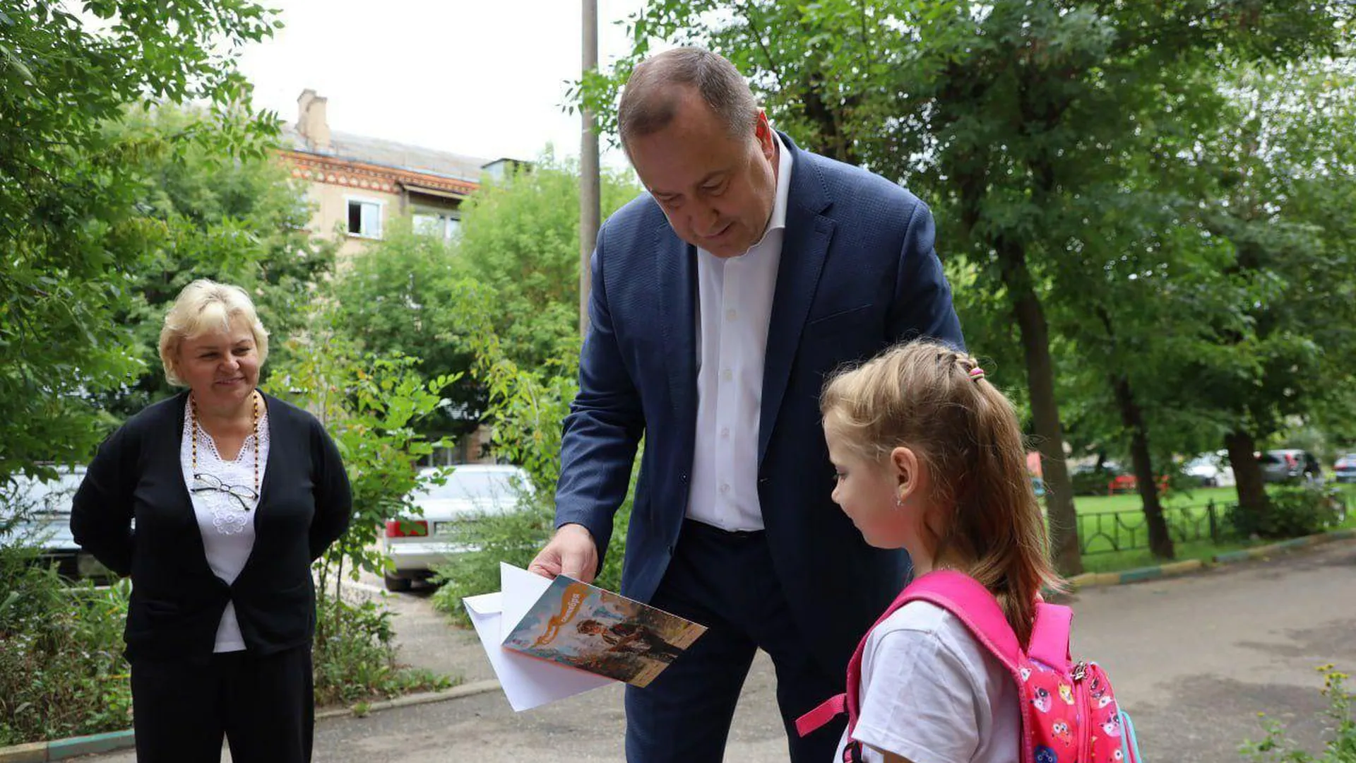 Глава городского округа Серпухов вручил будущим первоклассникам рюкзаки