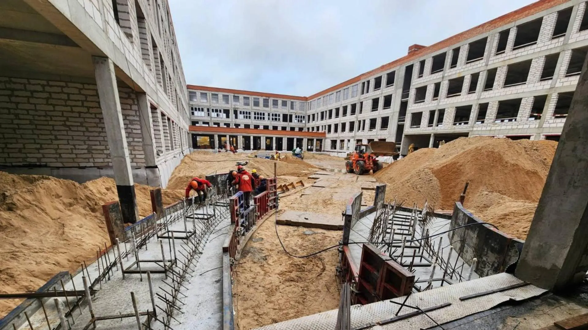 Строительство большой школы продолжается в подмосковной Лобне