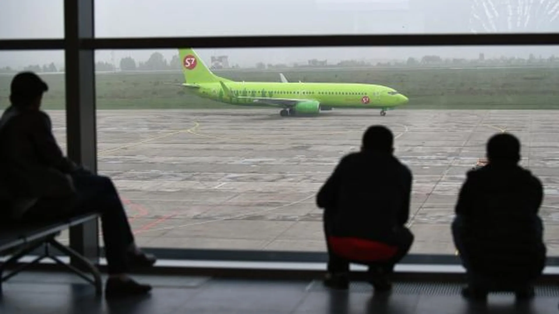 Кемеровский аэропорт не смог принять рейсы самолетов на фоне дефектов взлетной полосы