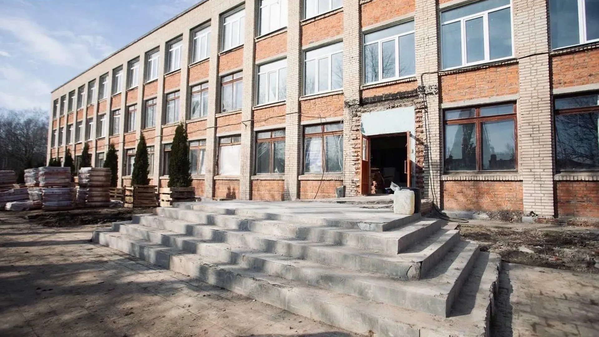 В Кашире ведется капитальный ремонт школы: демонтажные работы выполнены на 79,5%