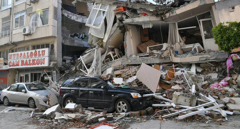 Власти заявили о нелегальной надстройке дома, рухнувшего в Стамбуле