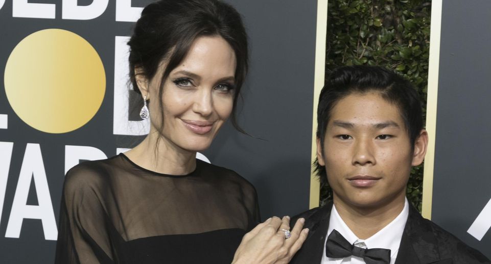 Сына актеров Питта и Джоли госпитализировали после ДТП на электровелосипеде