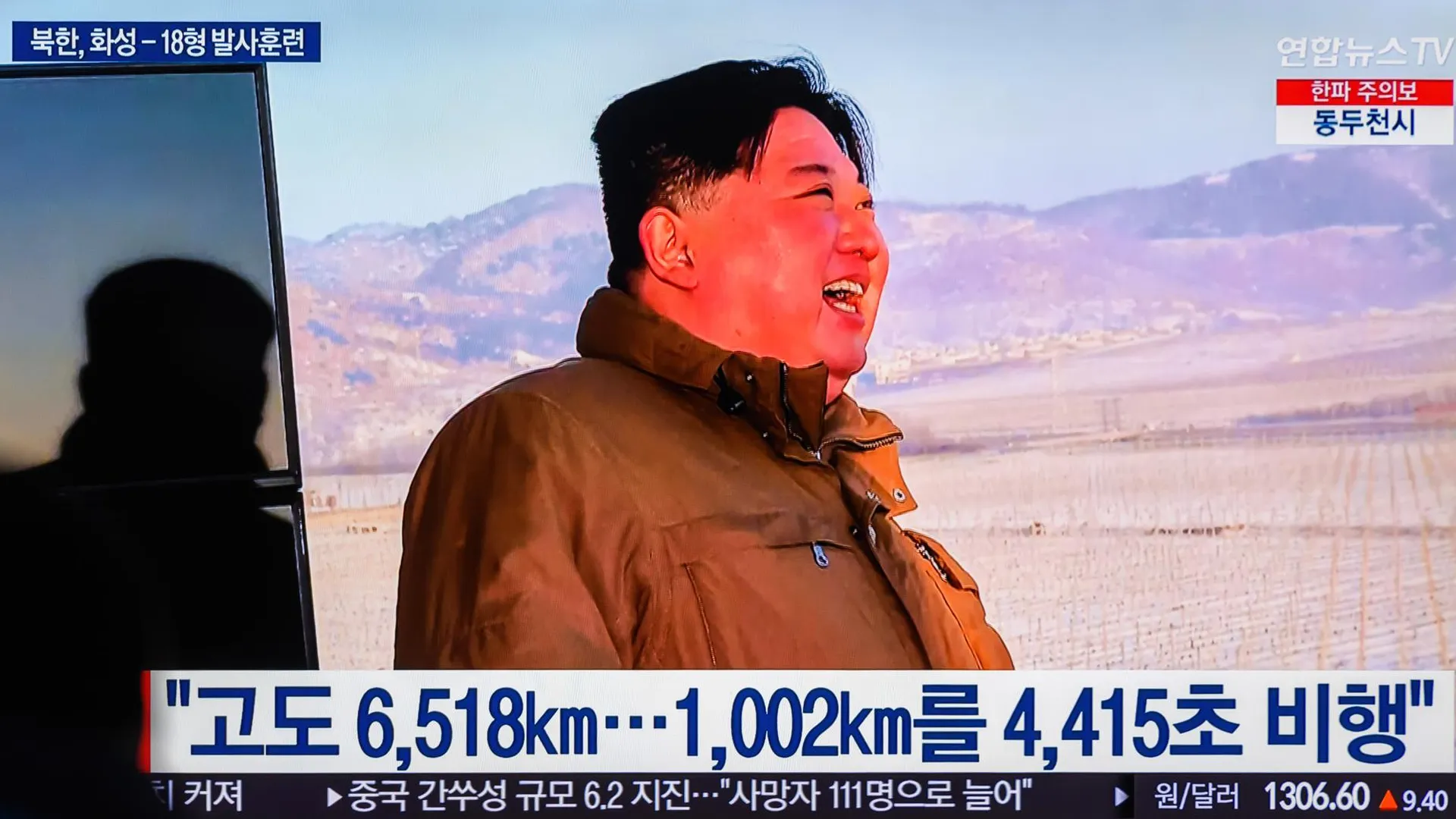 Снимок телевизора на сеульском железнодорожном вокзале Йонсан (Южная Корея). Глава КНДР Ким Чен Ын наблюдает за запуском твердотопливной межконтинентальной баллистической ракеты (МБР) Hwasong-18. Ранее северокорейский лидер заявил, что запуск показал, какой вариант он примет, «если Вашингтон примет неправильное решение». Фото: KIM Jae-Hwan/Keystone Press Agency/Global Look Press