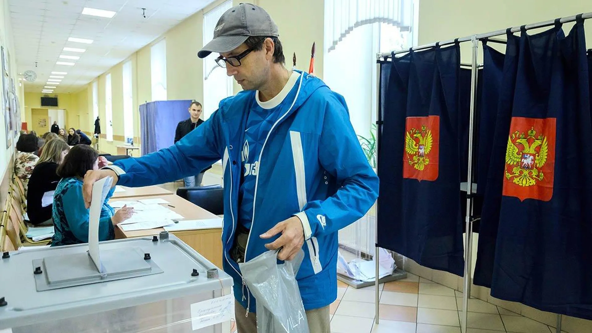 Муниципальные выборы в москве как узнать. Люди голосуют. Муниципальные выборы. Голосует на выборах. Человек голосует на выборах.
