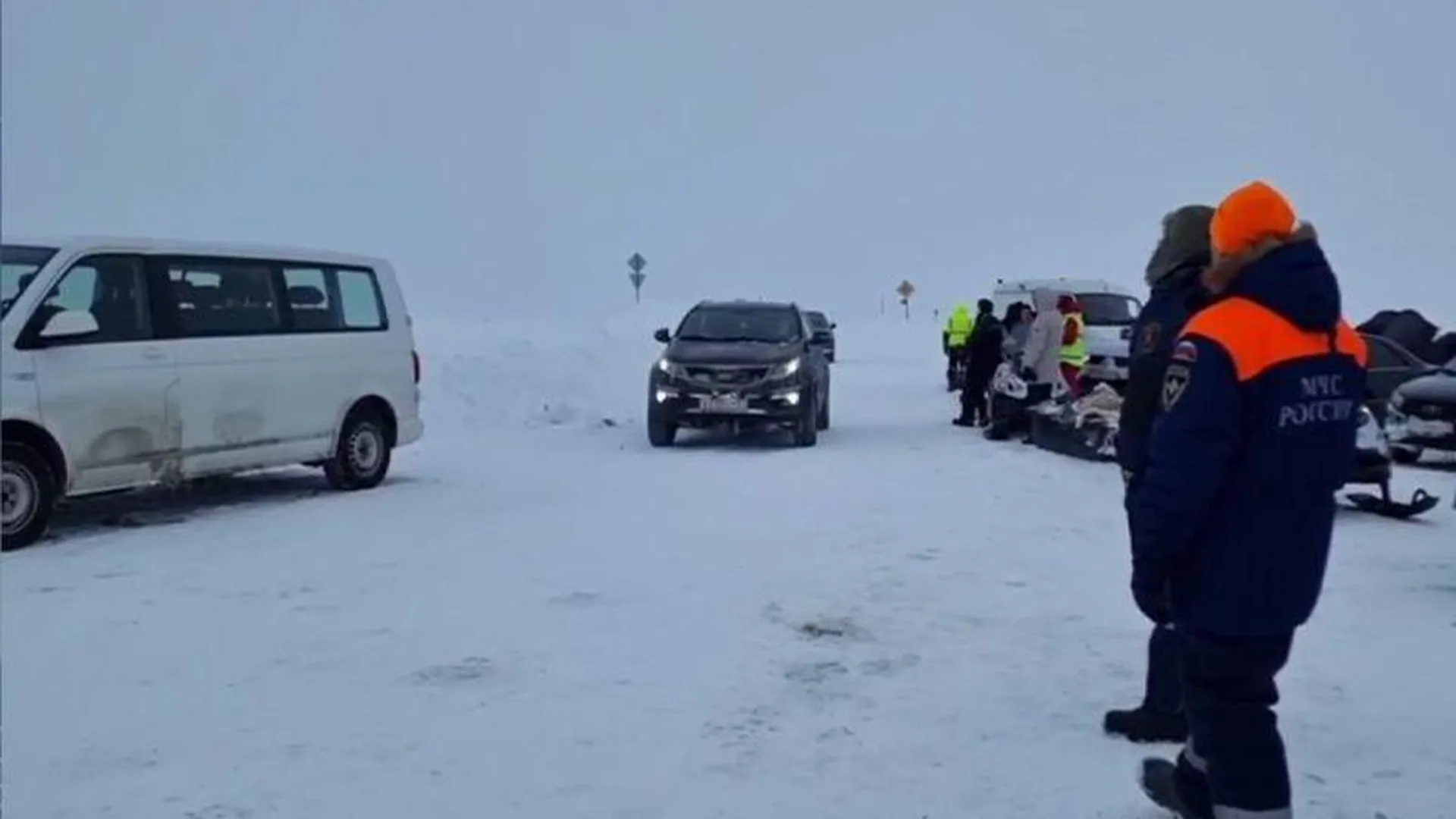 «Еды не было, воды тоже»: застрявшие в многочасовой пробке водители ночевали прямо на замерзшей трассе