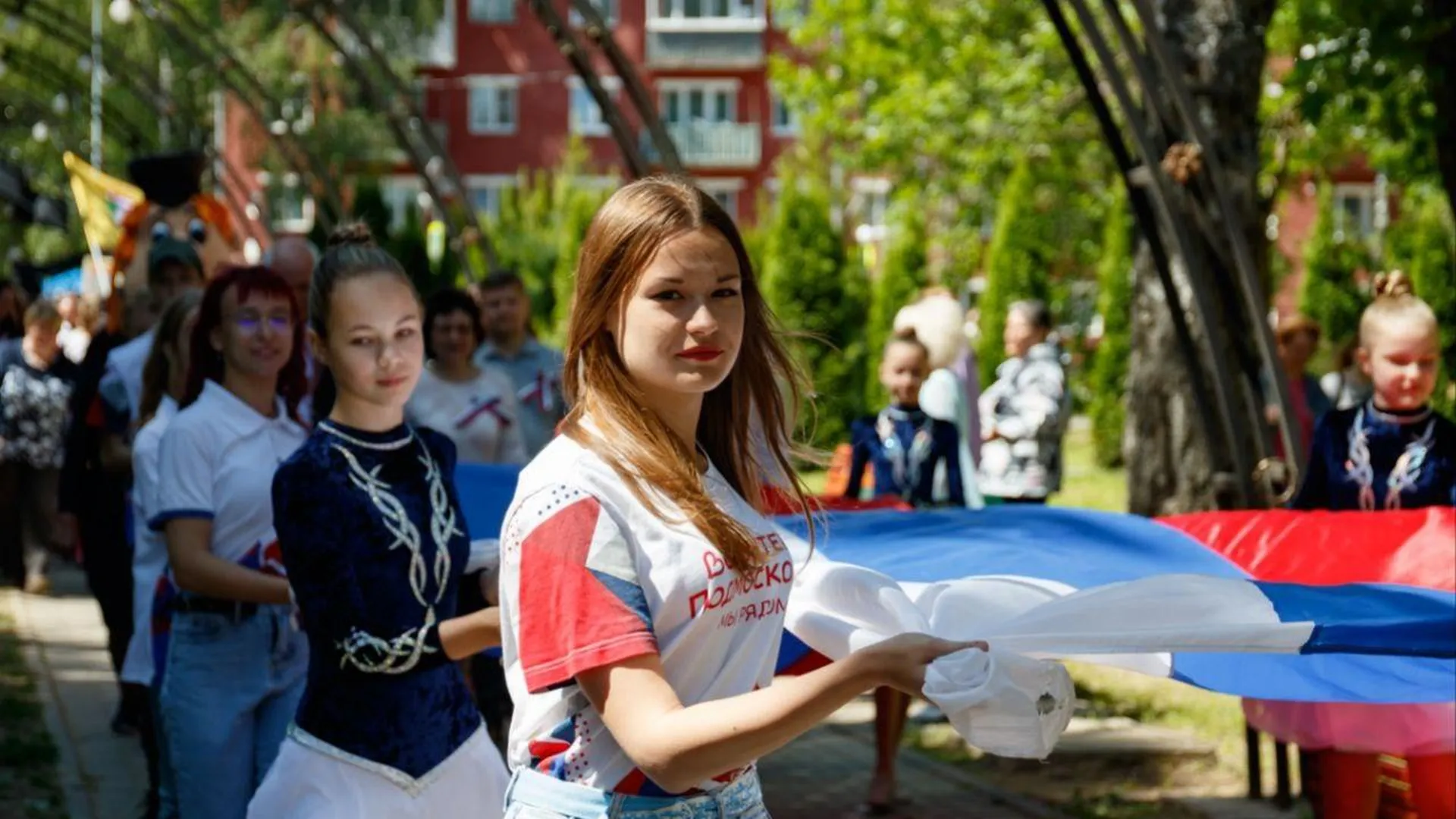 Огромный триколор пронесли жители Талдомского городского округа в День России